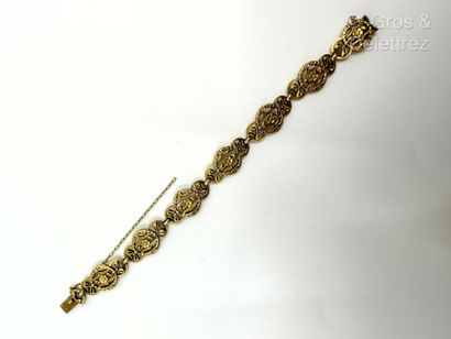 Travail français vers 1900 Bracelet en or jaune 750 millièmes à décor ajouré et ciselé...