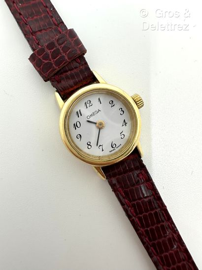 OMEGA, Fin des années 1960 Montre-bracelet de dame en or jaune et cuir rouge. Boîtier...