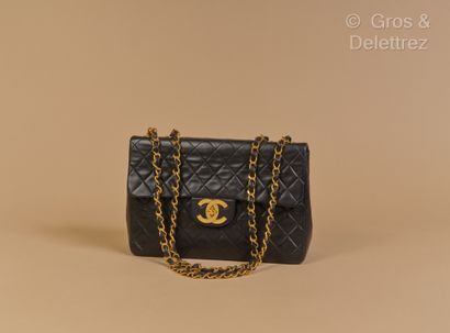 null CHANEL Circa 1993 - "Maxi Jumbo" bag 33 cm in black quilted lambskin leather...