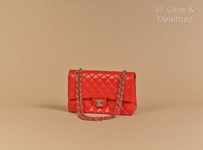 null CHANEL Circa 2011 - "Classique" 25 cm bag in red quilted lambskin leather, gold-plated...
