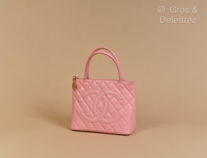 null CHANEL Circa 2003 - "Médaillon" 30 cm bag in pink quilted caviar calfskin, double...