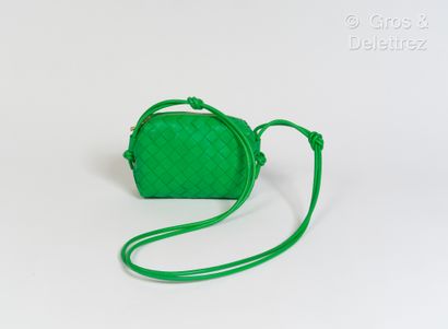 null Bottega VENETA - "Loop" 17cm bag in green Intrecciato lambskin. Very good condition...
