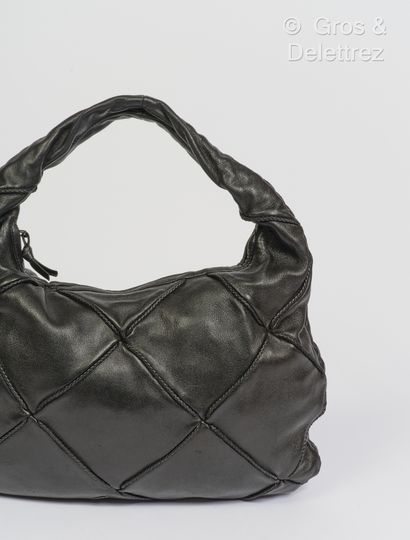 null Bottega VENETA - 38cm shoulder bag in black lambskin with braided quilted motif....