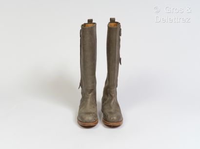 null HERMES Paris made in Italy - Pair of "Land" zipped boots in grey suede leather....