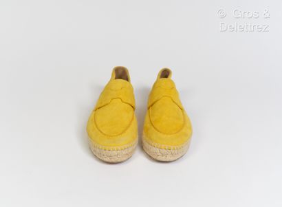 null HERMES Paris made in Italy - Pair of espadrilles in yellow lambskin suede. T.38....
