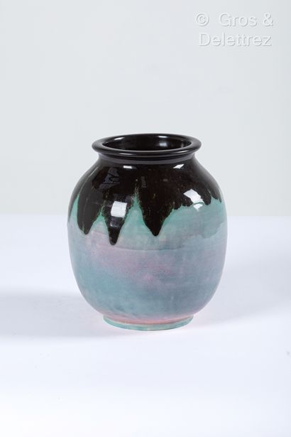 null Jean BESNARD (1889-1958)
Vase en céramique émaillée à décor de coulures noires...