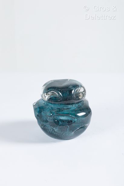 null André THURET (1898-1965)
Pot couvert en verre épais modelé à chaud à décor d'inclusions...