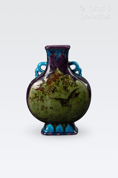 null Théodore DECK (1823-1891)
Vase gourde à panse aplatie à deux anses à décor chinoisant...