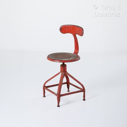 null ATELIER NICOLLE
Chaise d’atelier en métal laqué rouge à assise pivotante.
Vers...