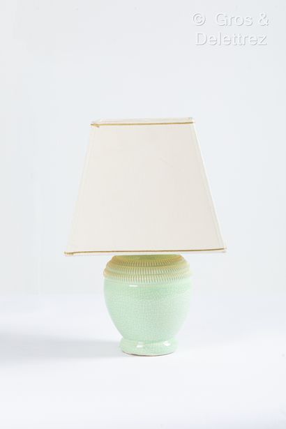 null Pol CHAMBOST (1906-1983), attribué à
Vase balustre monté en lampe en céramique...