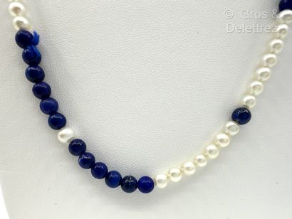 null Long collier composé d’un rang de perles de culture blanches, alternées de perles...