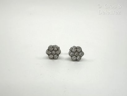 null Paire de boutons d’oreilles « Fleurs » en or gris 750 millièmes et diamants...