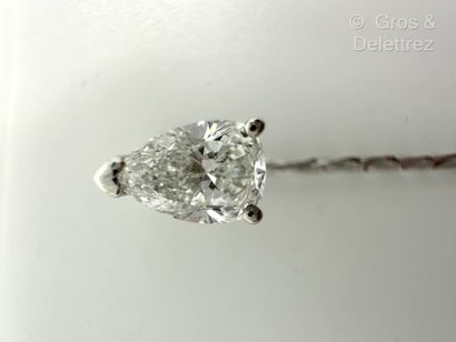 null Épingle de cravate en or gris 750 millièmes ornée d’un diamant taille poire...