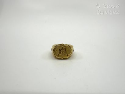 null Bague Chevalière polylobée en or jaune 750 millièmes gravée d’un aigle bicéphale,...