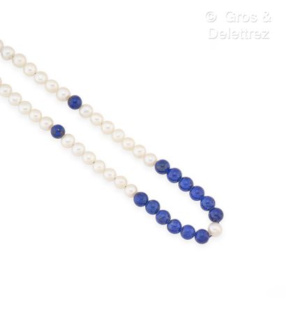 null Long collier composé d’un rang de perles de culture blanches, alternées de perles...