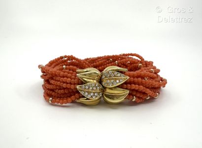 null Bracelet composé de multiples rangs torsadés de perles de corail alternées de...