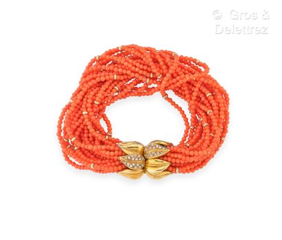 null Bracelet composé de multiples rangs torsadés de perles de corail alternées de...