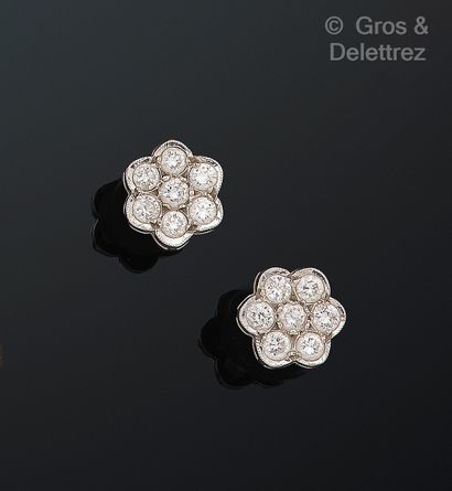 null Paire de boutons d’oreilles « Fleurs » en or gris 750 millièmes et diamants...