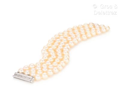 Suzanne BELPERRON Bracelet composé de quatre rangs de perles de culture blanches....
