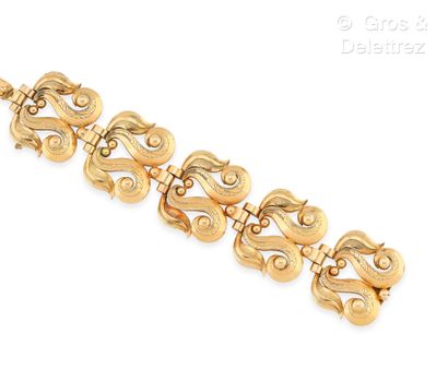 Travail des années 1940-1950 Important bracelet « Volutes » en or jaune ciselé 750...