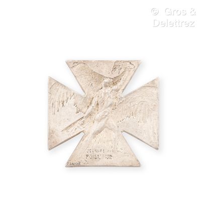  René LALIQUE (1860-1945)
Cross-shaped silver-plated medallion brooch depicting a... Gazette Drouot