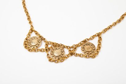 ANONYME Sautoir chaîne en métal doré orné de trois médaillons gravés, perlés dans...