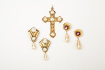 Anonyme, FABRICE Lot comprenant une croix en métal doré ciselé ornée de demi perles...