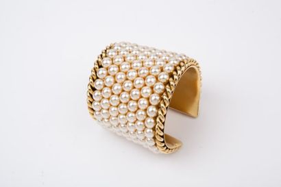 ANONYME Important bracelet manchette en métal doré orné de perles blanches, bords...