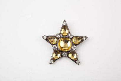 Yves Saint LAURENT Broche étoile en métal vernissé ornée de cabochons en résine façon...