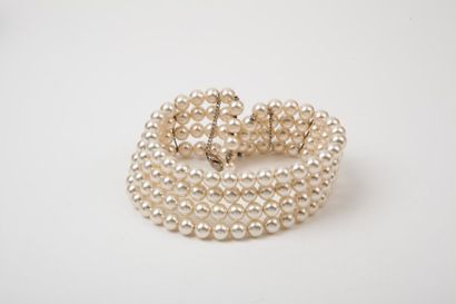 ANONYME Collier de chien composé de quatre rangs de perles blanches, petite chaîne...