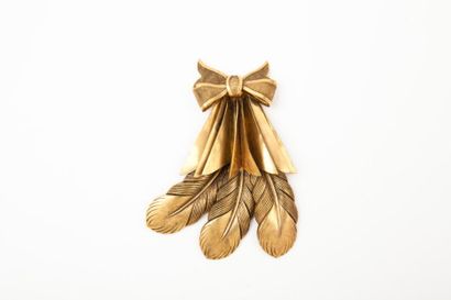 Yves SAINT LAURENT circa 1970 Broche en métal doré figurant un éventail en plumes...