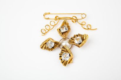 Yves Saint LAURENT Rive gauche circa 1985 Broche épingle en métal doré figurant des...