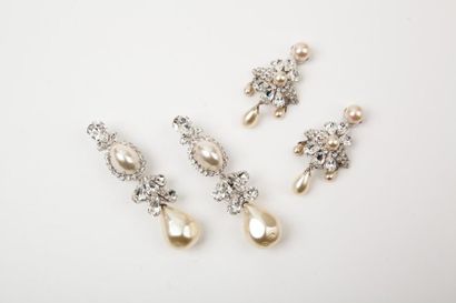 Christian DIOR circa 1980 Lot de deux paires de pendants d'oreilles d'inspiration...