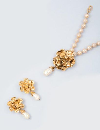 Robert GOOSSENS pour Yves Saint Laurent circa 1980 Pendentif fleur en métal doré...