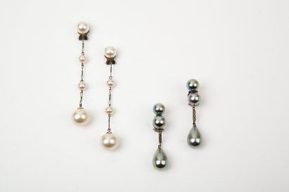 ANONYME Lot de deux paires de pendants d'oreilles l'une ornée de deux perles et goutte...