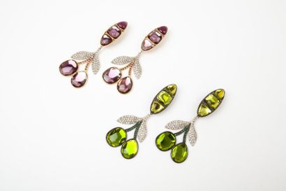 Yves Saint LAURENT Magnifique paire de pendants d'oreilles en métal doré serti de...