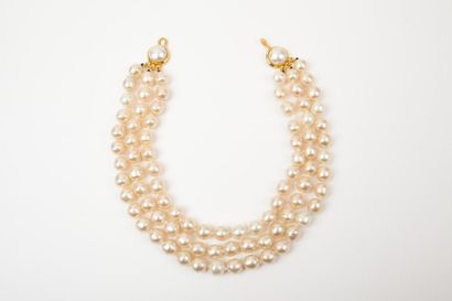 CHANEL Circa 1985/1990 Collier trois rangs de perles blanches, fermoir en métal doré...