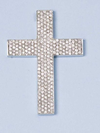 null Chaîne et important pendentif « Croix » en or gris entièrement serti de diamants....
