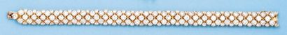 VAN CLEEF & ARPELS Bracelet ligne en or jaune entièrement pavé de diamants taillés...