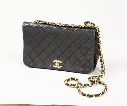 CHANEL Sac 23 cm en cuir agneau matelassé noir, fermeture siglée métal doré sur rabat,...