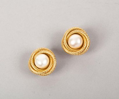 CHANEL Paire de boucles d'oreille en métal doré à anneau ciselé orné au centre d'une...