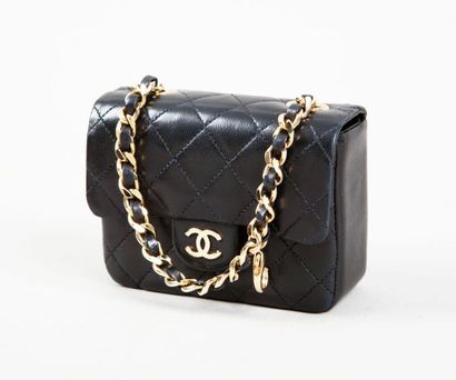 CHANEL Pochette de ceinture 2.55 en cuir agneau noir matelassé, fermeture languette...