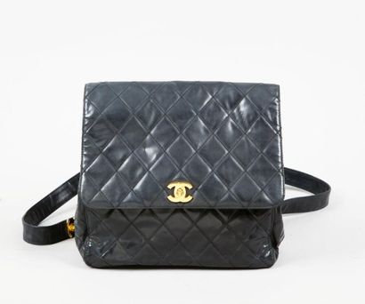 CHANEL Sac à dos 27 cm en cuir agneau noir mat, fermeture siglée en métal doré sur...