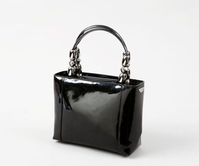 CHRISTIAN DIOR Sac en cuir vernis noir, fermeture languette sur pression, double...