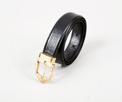 LOUIS VUITTON Ceinture en cuir épi noir, boucle en métal doré. Taille 85. Bon ét...