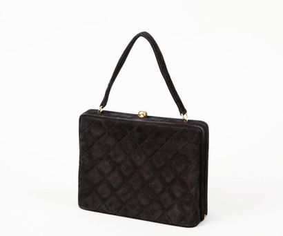 CHANEL Sac 24 cm en daim matelassé noir, fermeture bijoux en métal doré rehausse...