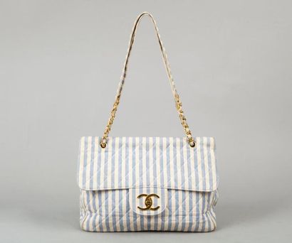 CHANEL Sac XXL 35 cm en toile ivoire à rayures bleu et cuir blanc, fermeture siglée...