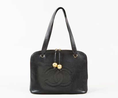 CHANEL Sac 35 cm en cuir grené noir, fermeture éclair agrémentée de boules en métal...