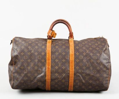 LOUIS VUITTON Sac «Keepall» 55 cm en toile monogram et cuir naturel, fermeture éclair,...