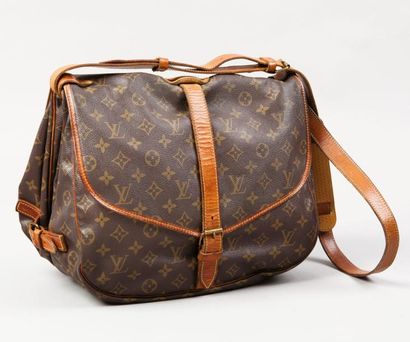 LOUIS VUITTON Sac «Saumur» 30 cm en toile monogram et cuir naturel, fermeture sangles...